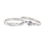 Jeulia Conjunto de Anillos de Pareja Personalizados Simples con Tres Piedras Milgrain